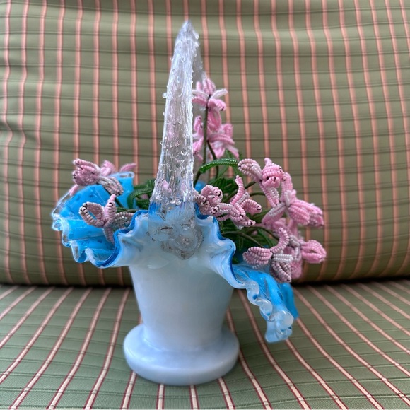 Art Glass basket with clear “drip” handle, crimped edge & beaded pink flowers. - Picture 3 of 12